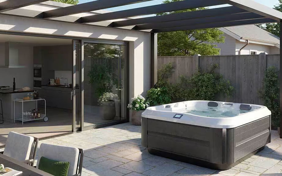 Terrasse design contemporain avec spa sous pergola minimaliste et vue sur cuisine intérieure