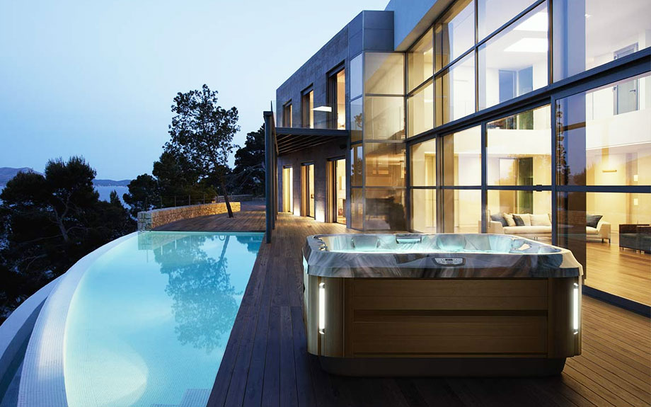 Spa terrasse style design contemporain avec piscine à débordement et maison d'architecte