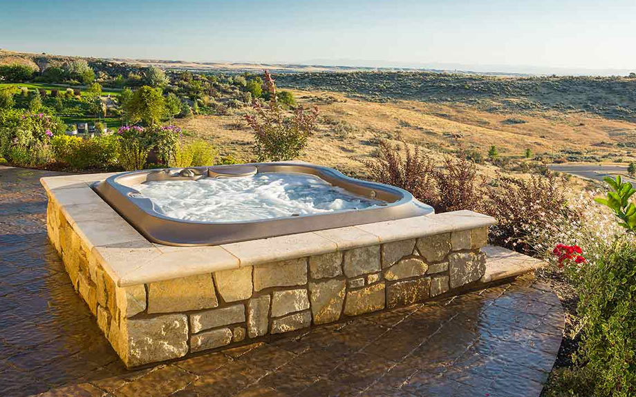 Spa intégré sur terrasse en pierre claire et ambiance méditerranéenne