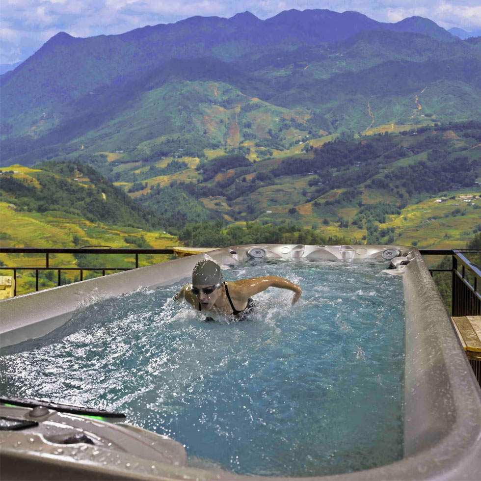 Séance d’aquafitness en nage à contre-courant dans un spa extérieur