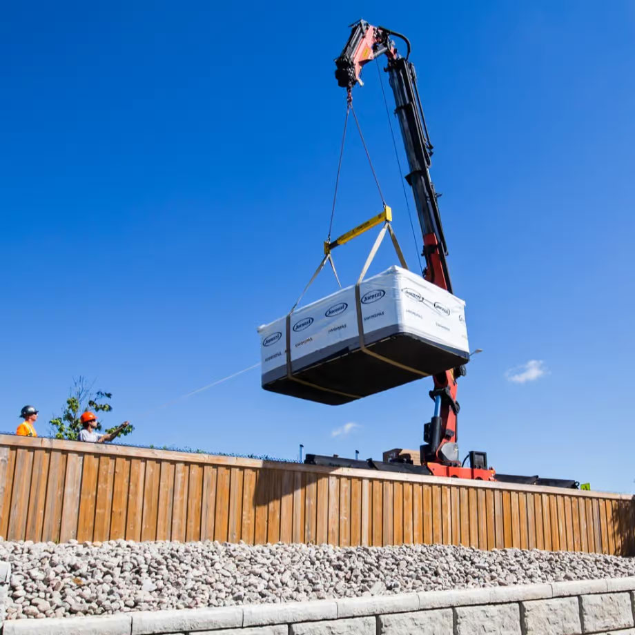 Livraison d'un spa extérieur avec grutage pour une installation sécurisée