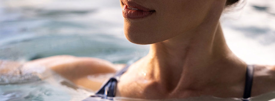 Femme se relaxant dans un spa pendant que la filtration fonctionne