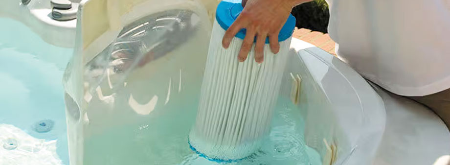 Nettoyage du filtre d'un jacuzzi pour entretien