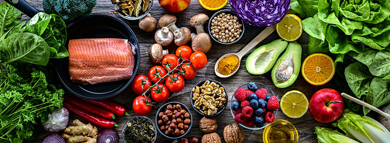 Aliments anti-inflammatoires : saumon, fruits rouges, légumes verts, noix et agrumes