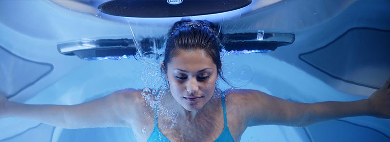 Femme profitant d’un spa Jacuzzi pour se détendre et mieux dormir