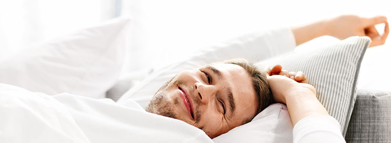 Homme reposé et détendu après une bonne nuit de sommeil