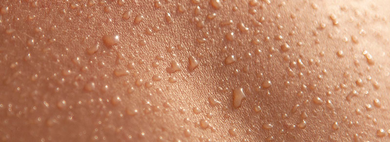 Gouttes d’eau sur une peau propre et hydratée