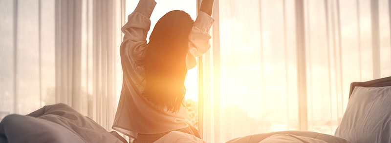Réveil matinal énergisant avec la lumière du soleil
