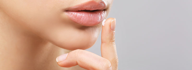 Application de crème hydratante sur les lèvres pour protéger la peau