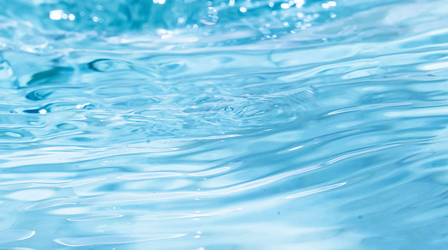 Aquagym en spa de nage : bénéfices de la résistance de l’eau Surface d’eau offrant résistance bénéfique pour exercices d’aquagym