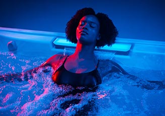femme se détendant dans un spa grâce à un parcours d'hydromassage personnalisé