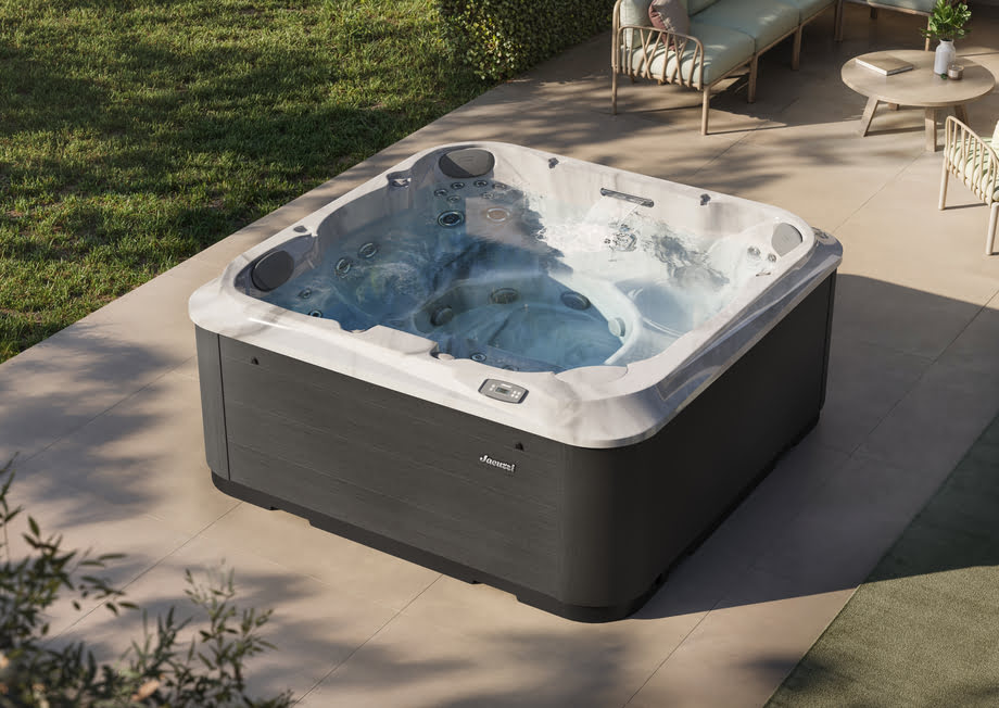 Un spa est installé sur une terrasse en extérieur